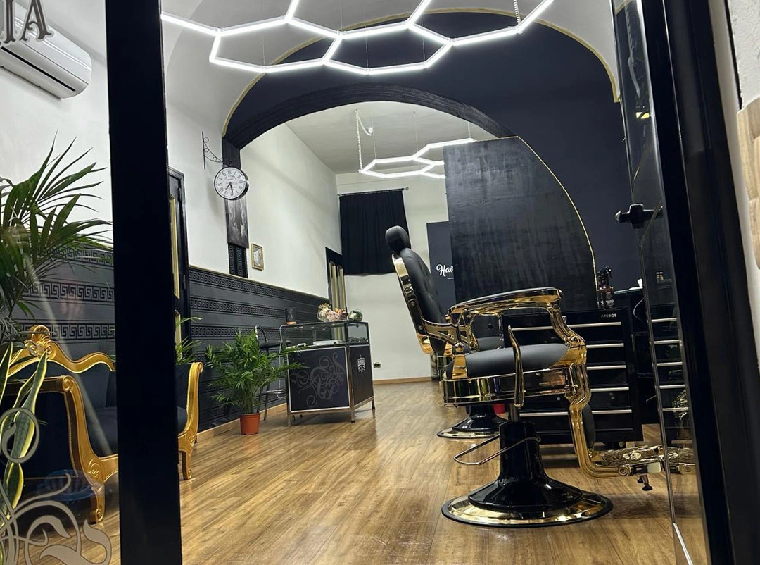 Foto 3 di 6 di Golden Barbers JP